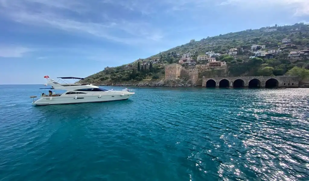 YACHT EFSANE V